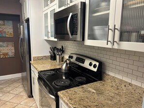 Microondas, horno, parrilla de estufa y lavavajillas 