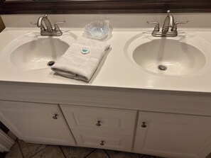 Sèche-cheveux, serviettes fournies, savon, papier toilette