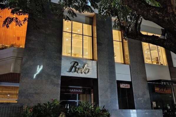 A building with a large sign reading "Belo" and a pharmacy sign below it.