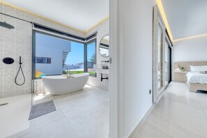 Shower, hair dryer, towels, soap - White House - Fire pit and private pool By Lanzarote Vacation Homes (Puerto Calero)
