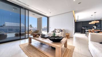 Een televisie en een open haard