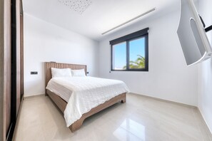 4 bedrooms, in-room safe, desk, iron/ironing board