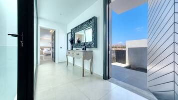 4 bedrooms, in-room safe, desk, iron/ironing board