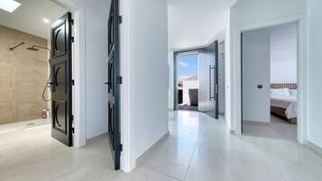 4 slaapkamers, een kluis op de kamer, een bureau