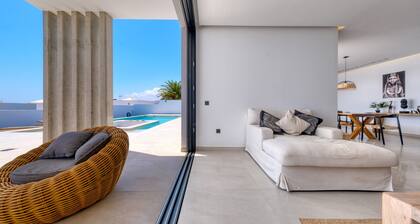 White House - Fire pit and private pool By Lanzarote Vacation Homes