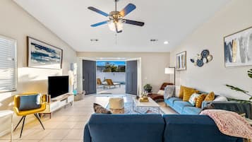 Luxury House, Pool View | Living area
