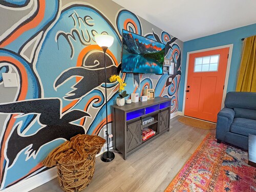 The Gulfport Muse-Artistic Getaway-Walk to Beach- Firepit!