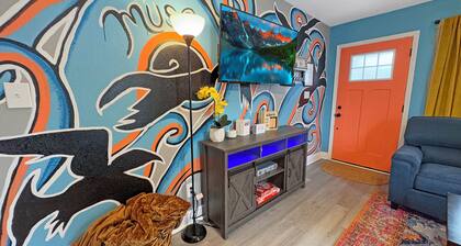 The Gulfport Muse-Artistic Getaway-Walk to Beach- Firepit!