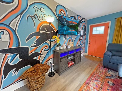 The Gulfport Muse-Artistic Getaway-Walk to Beach- Firepit!