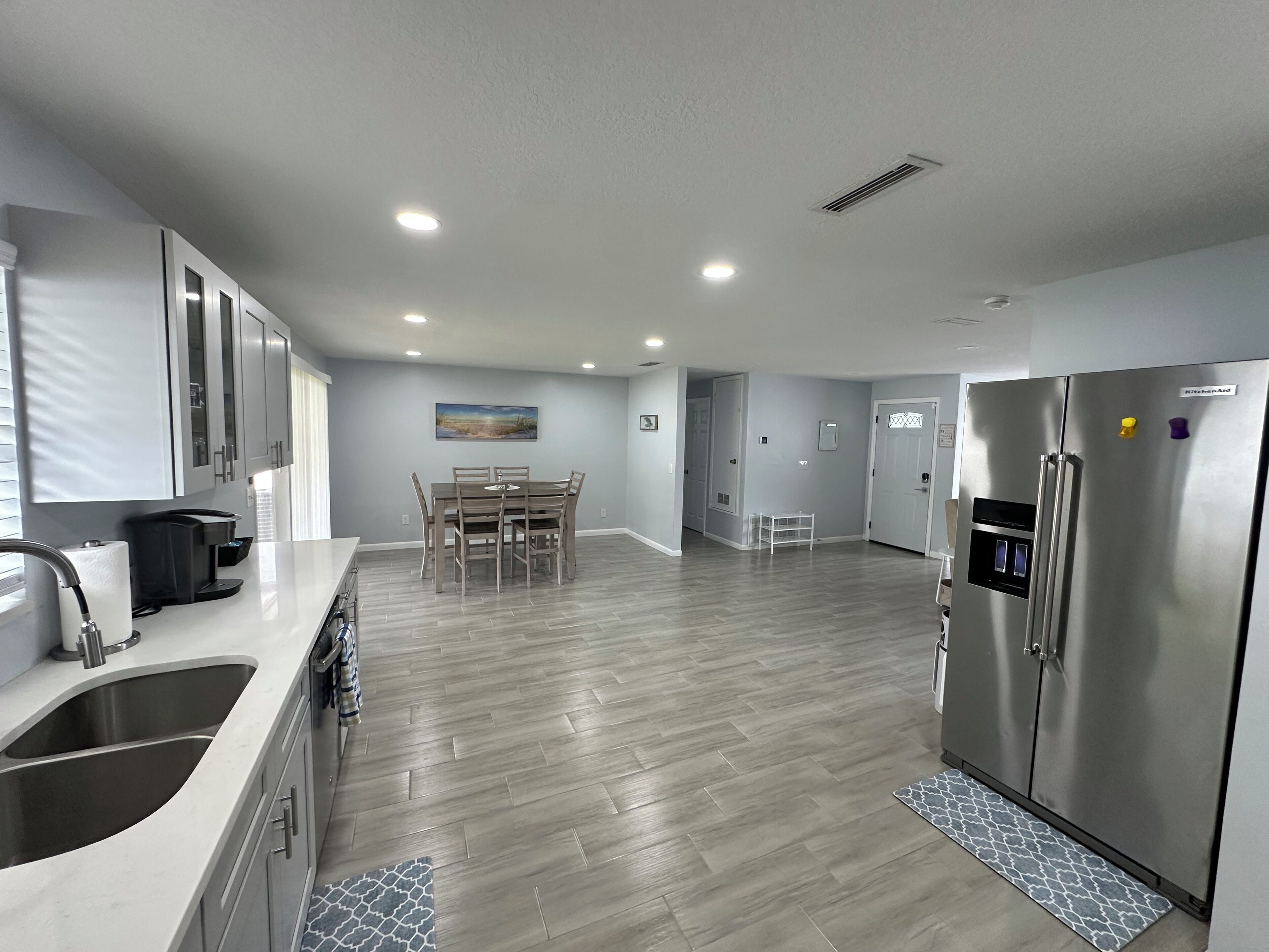 Coffee/tea maker, blender, cookware/dishes/utensils, paper towels