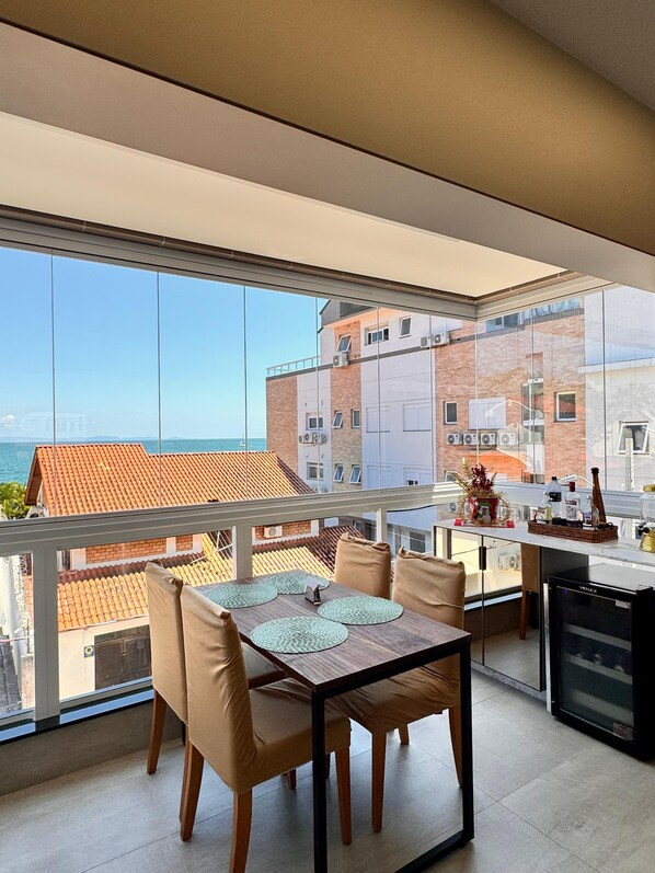 Familie suite, uitzicht op het strand | 3 slaapkamers, een bureau, een laptopwerkplek, gratis wifi