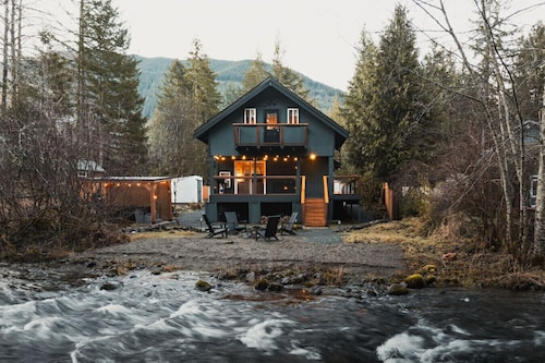 Mt Rainier Cabin- Waterfront/Hot Tub/EV/Firepit/AC