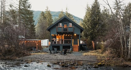 Mt Rainier Cabin- Waterfront/Hot Tub/EV/Firepit/AC