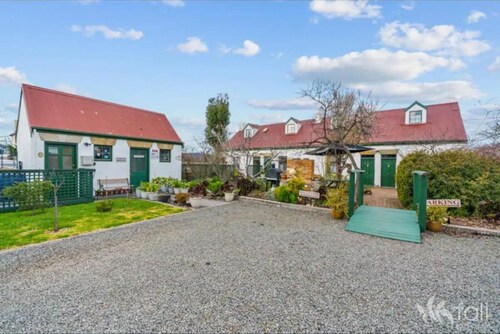 Historical Loft  Queen Bed Own Entrance & Bathroom