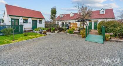 Historical Loft Queen Bed Own Entrance & Bathroom
