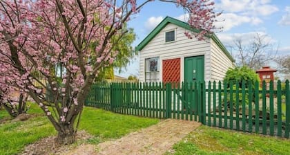 Garden Cottage Studio Double Bed Close to Airport