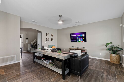 Stylish and Spacious Farmhouse Retreat with all Comforts