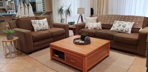 Smart-TV, DVD-Player, Bücher, Videothek