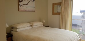 4 Schlafzimmer, Schreibtisch, Bügeleisen/Bügelbrett