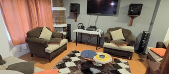 Spacious house in front of a park (pet friendly)