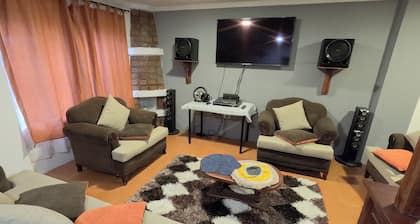 Spacious house in front of a park (pet friendly)