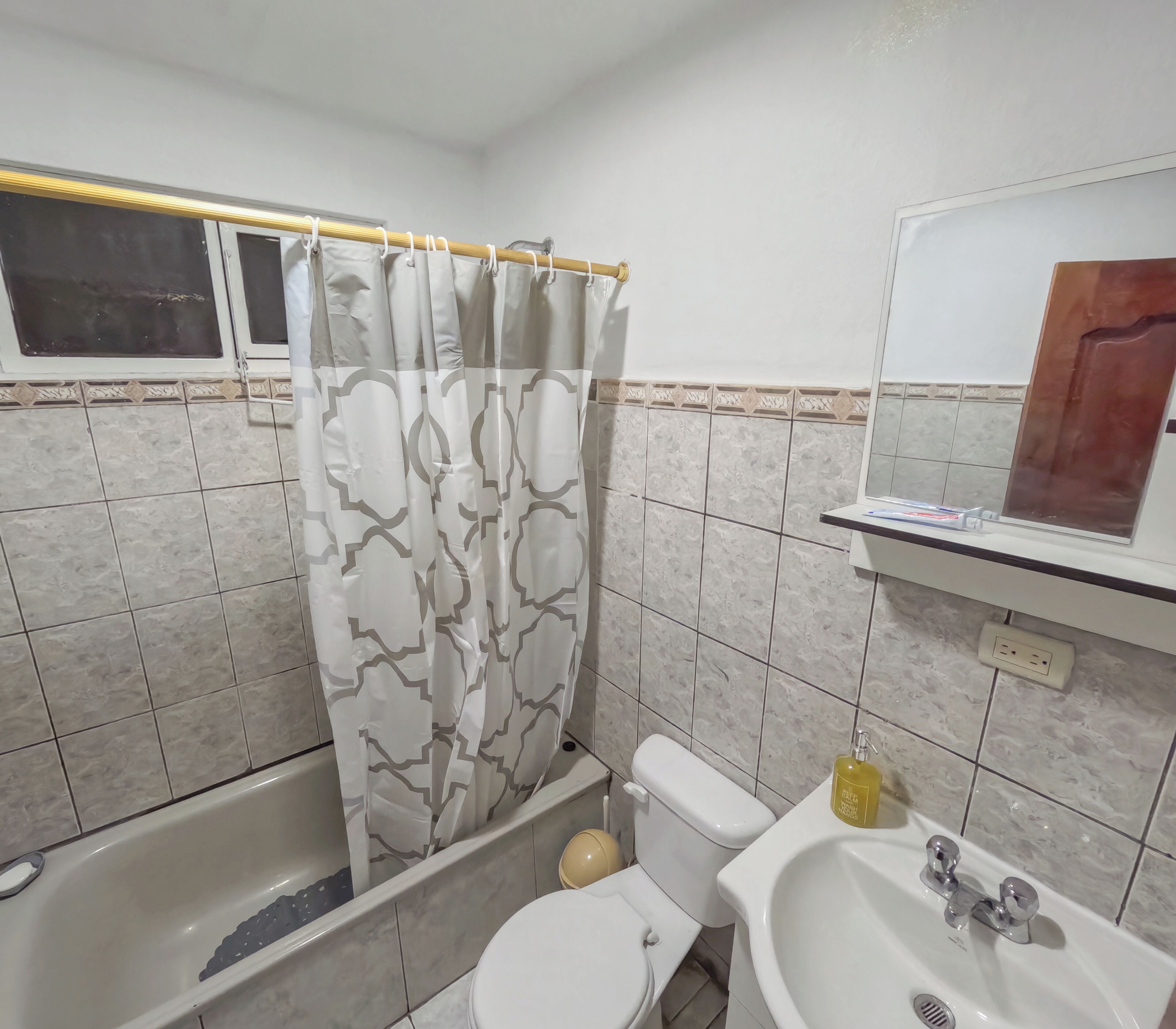 Un bagno con vasca, WC e lavandino.