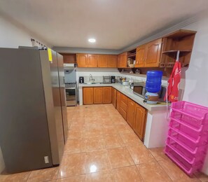 Dishwasher, coffee/tea maker, blender, cookware/dishes/utensils
