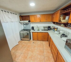 Dishwasher, coffee/tea maker, blender, cookware/dishes/utensils