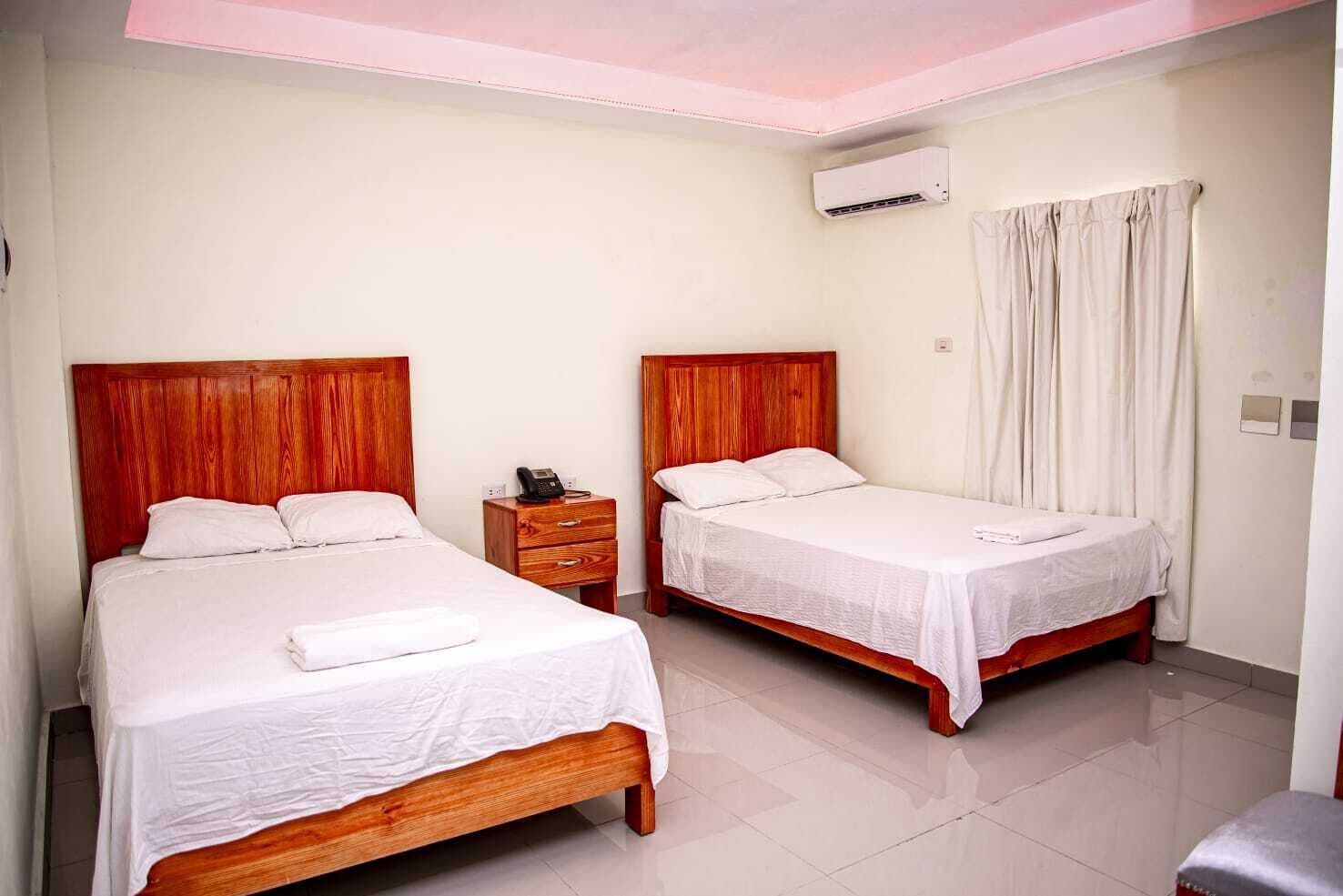 豪華雙床房, 2 張標準雙人床, 私人浴室 | 書桌、手提電腦工作空間、免費 Wi-Fi、床單