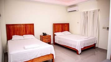 Deluxe-Zweibettzimmer, 2 Doppelbetten, eigenes Bad | Schreibtisch, laptopgeeigneter Arbeitsplatz, kostenloses WLAN