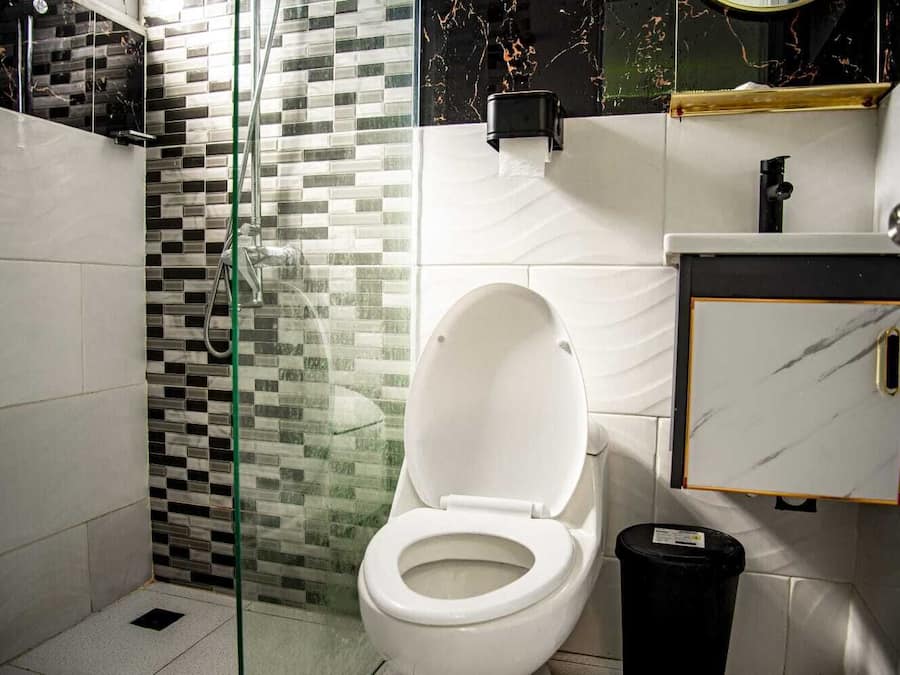 Ducha, toallas, jabón y champú