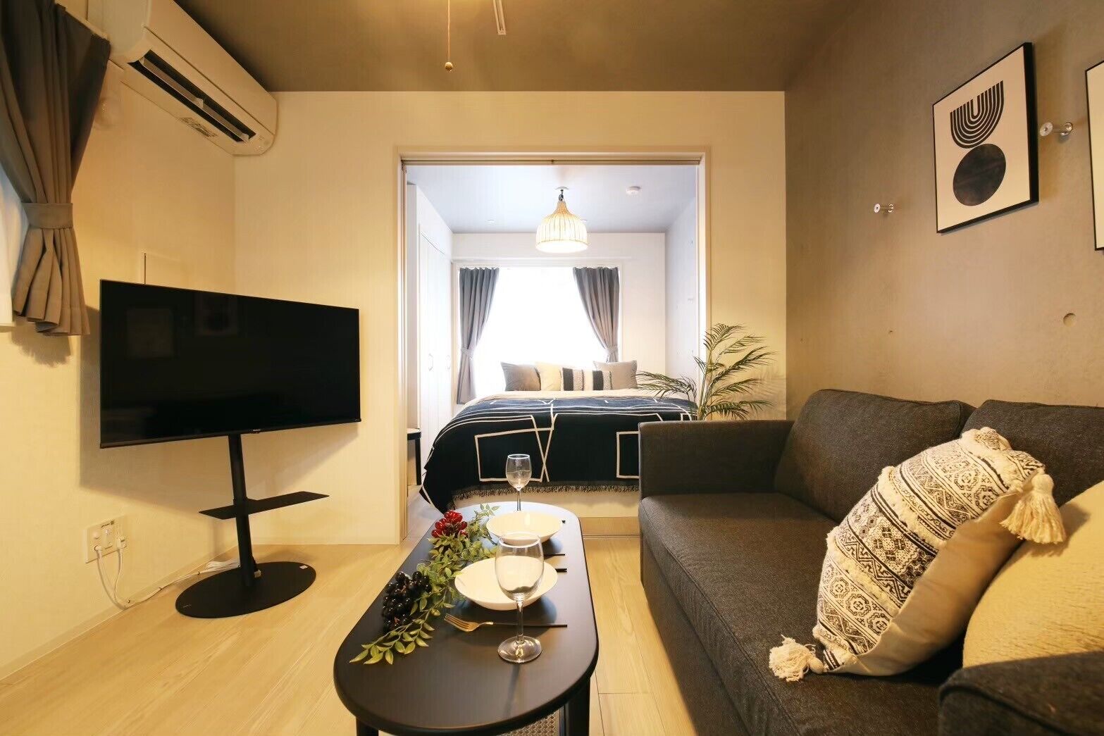 1 habitación, cortinas blackout y tabla de planchar con plancha 