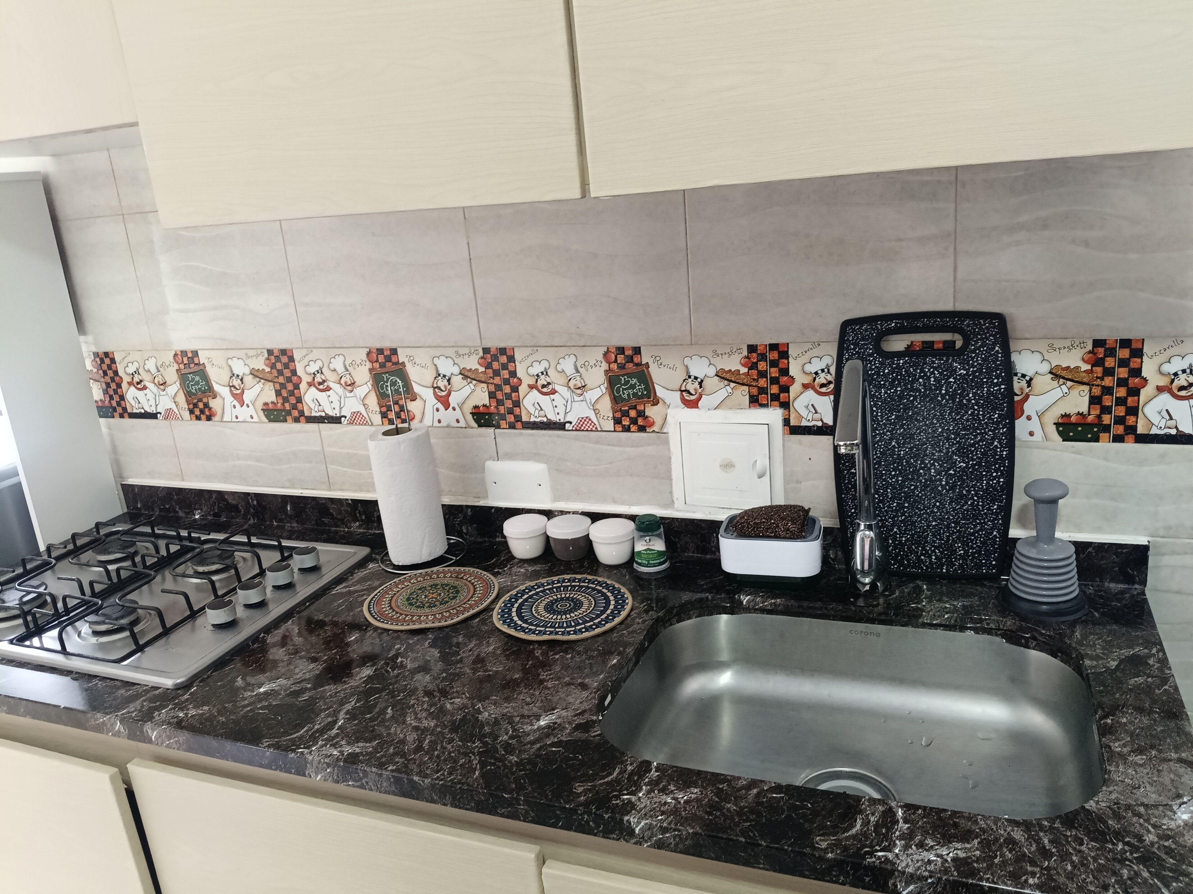 Refrigerador, microondas, parrilla de estufa y cafetera y tetera 