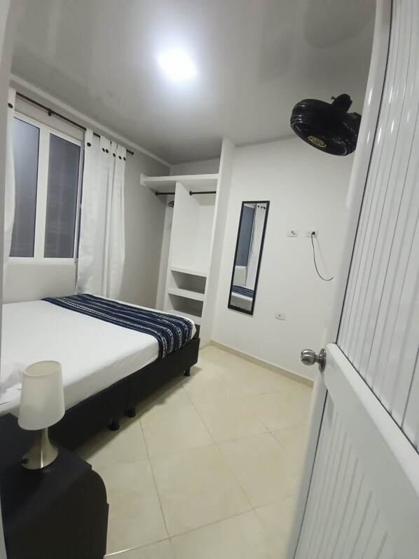 2 Schlafzimmer, Schreibtisch, Bügeleisen/Bügelbrett, Reisekinderbett