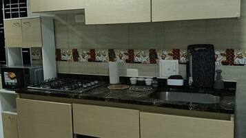 Réfrigérateur, micro-ondes, plaque de cuisson, cafetiÚre/bouilloire