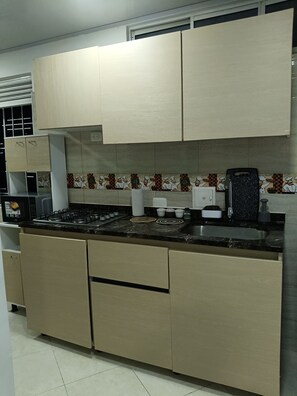 Kühlschrank, Mikrowelle, Herdplatte, Wasserkocher mit Kaffee-/Teezubehör