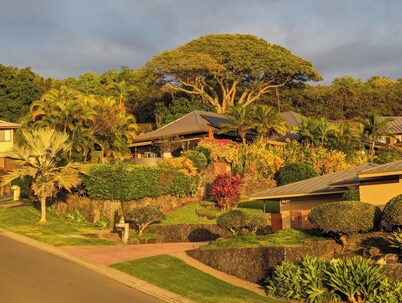 Newly renovated air-conditioned studio in a gated community near Kona