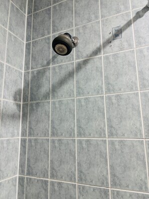 الدش داخل الحمام