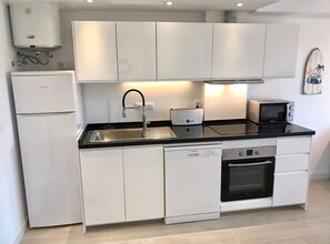 Microondas, horno, placa de cocina, lavavajillas