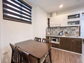 Familienapartment | Essbereich im Zimmer