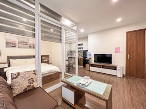 Superior-Apartment, Stadtblick | Individuell dekoriert, individuell eingerichtet, Schreibtisch