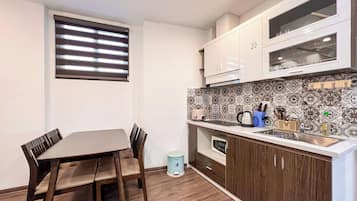 Refrigerador, microondas, placa de cocina, arrocera