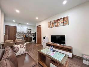 Departamento Deluxe | Área de sala de estar | Smart TV de 25 pulgadas con canales digitales