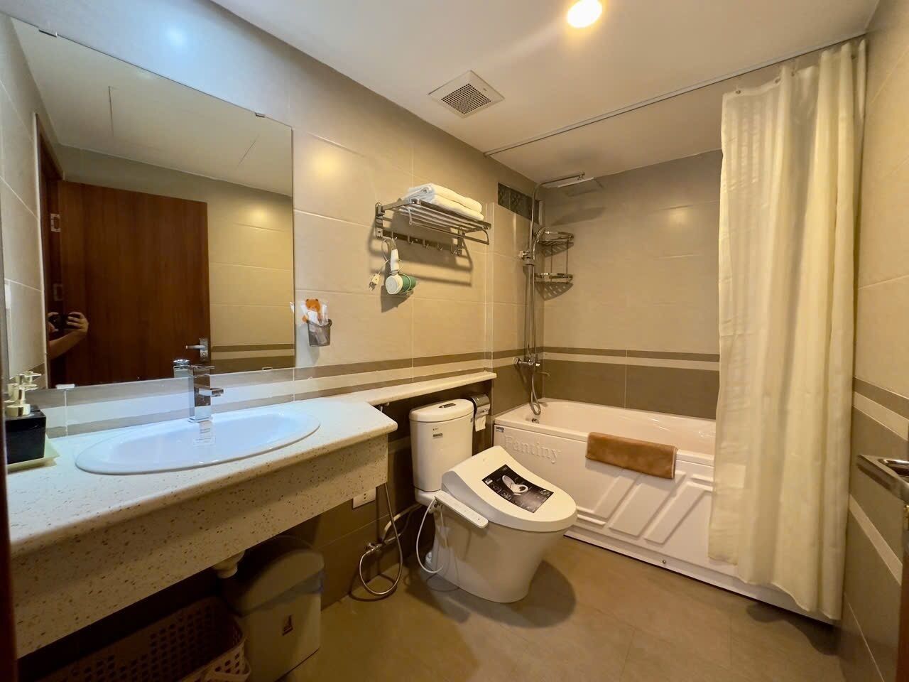 A bathroom with a sink, toilet, and bathtub.