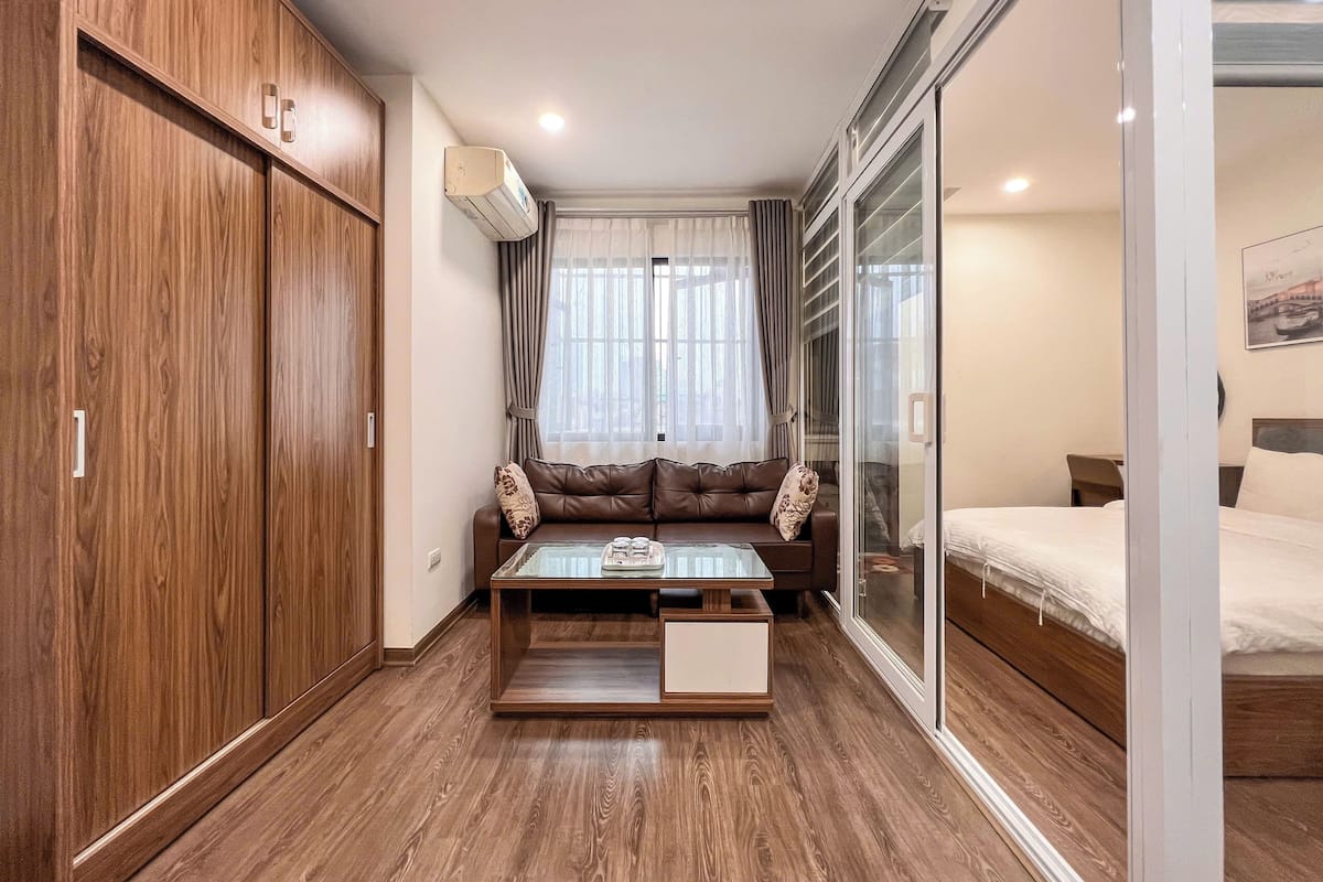 Superior-Apartment, Stadtblick | Wohnbereich | 25-Zoll-Smart-TV mit Digitalempfang