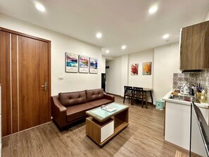Economy-Apartment, 1 Schlafzimmer, Nichtraucher, Küche | Wohnbereich | 25-Zoll-Smart-TV mit Digitalempfang