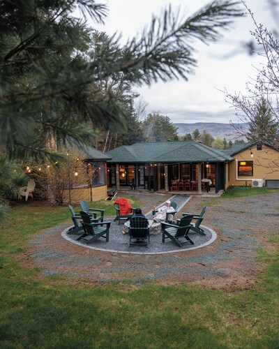 Sleeps 16+Hottub+Sauna+Pet Friendly+7 Min to Skiing