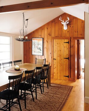 Dining - Sleeps 16+Hottub+Sauna+Pet Friendly+7 Min to Skiing (Waterville Valley)