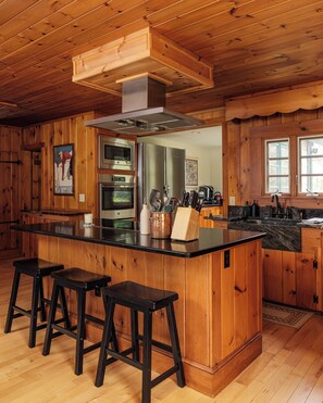 Kjøkkenutstyr og spisebord