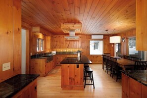 Cookware/dishes/utensils, dining tables